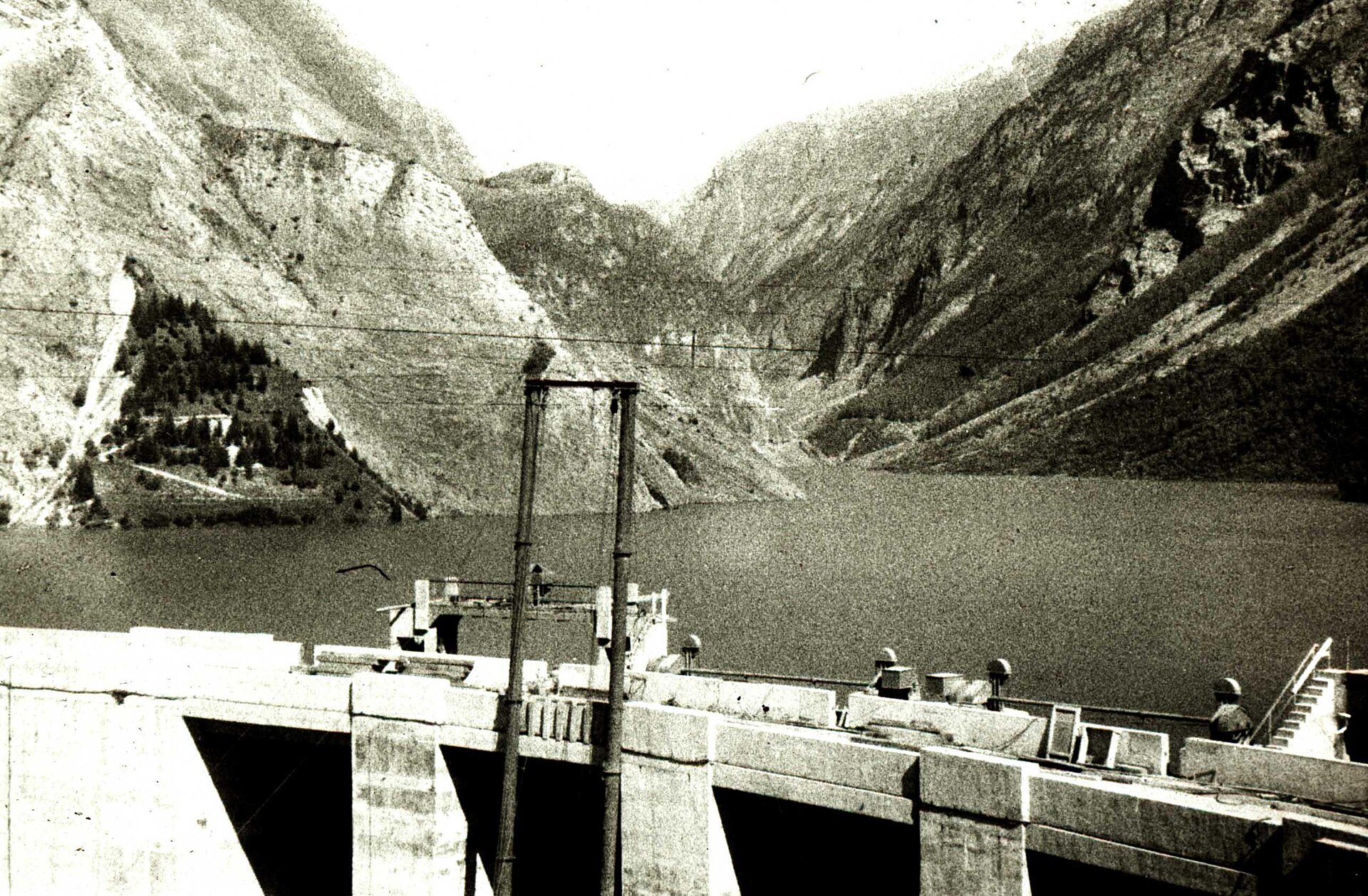 Barrage du Chambon en Oisans, route et retenue en fond de vallée