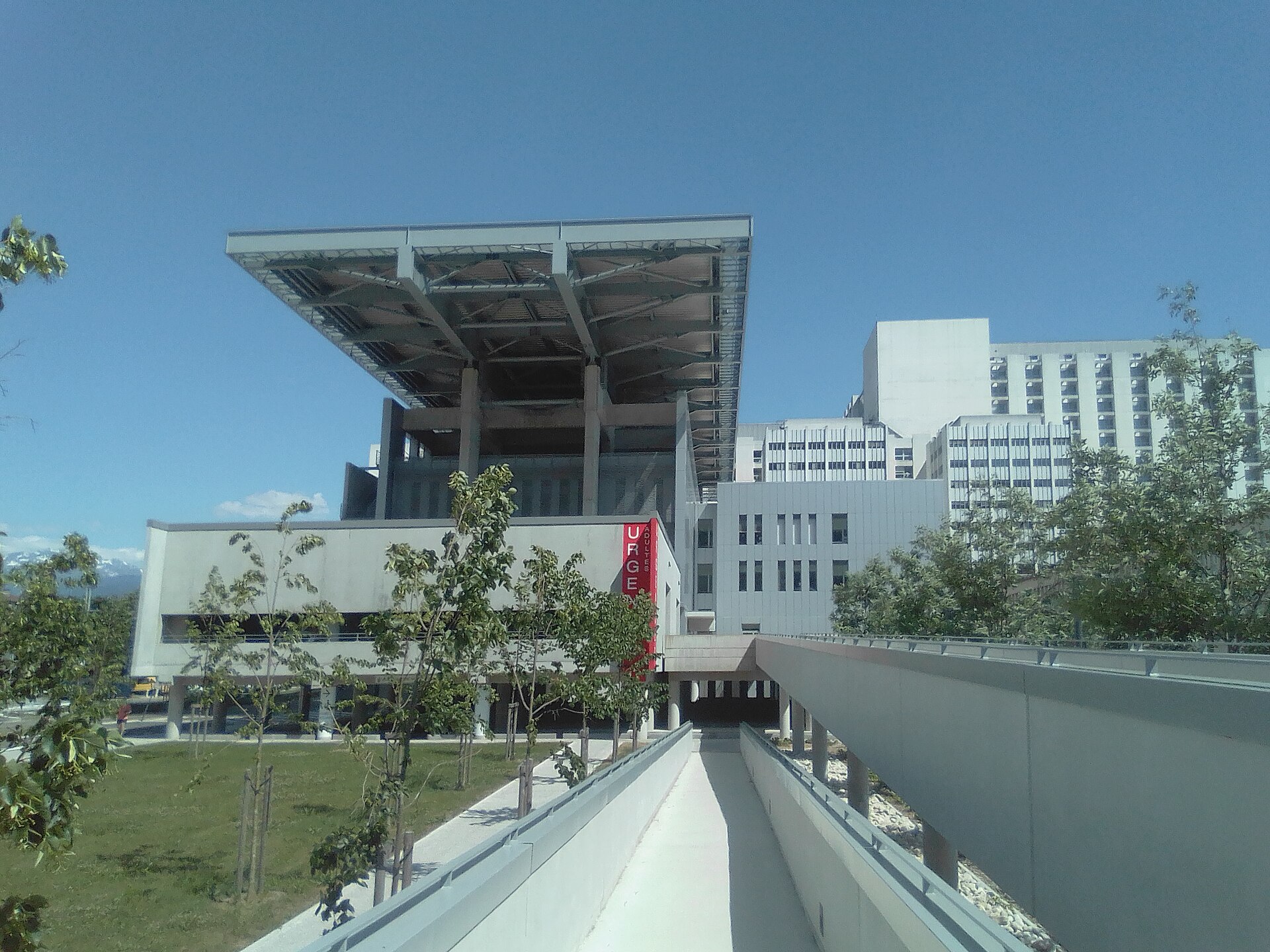 Entrée des urgences du CHU de Grenoble, auvent et signalétique