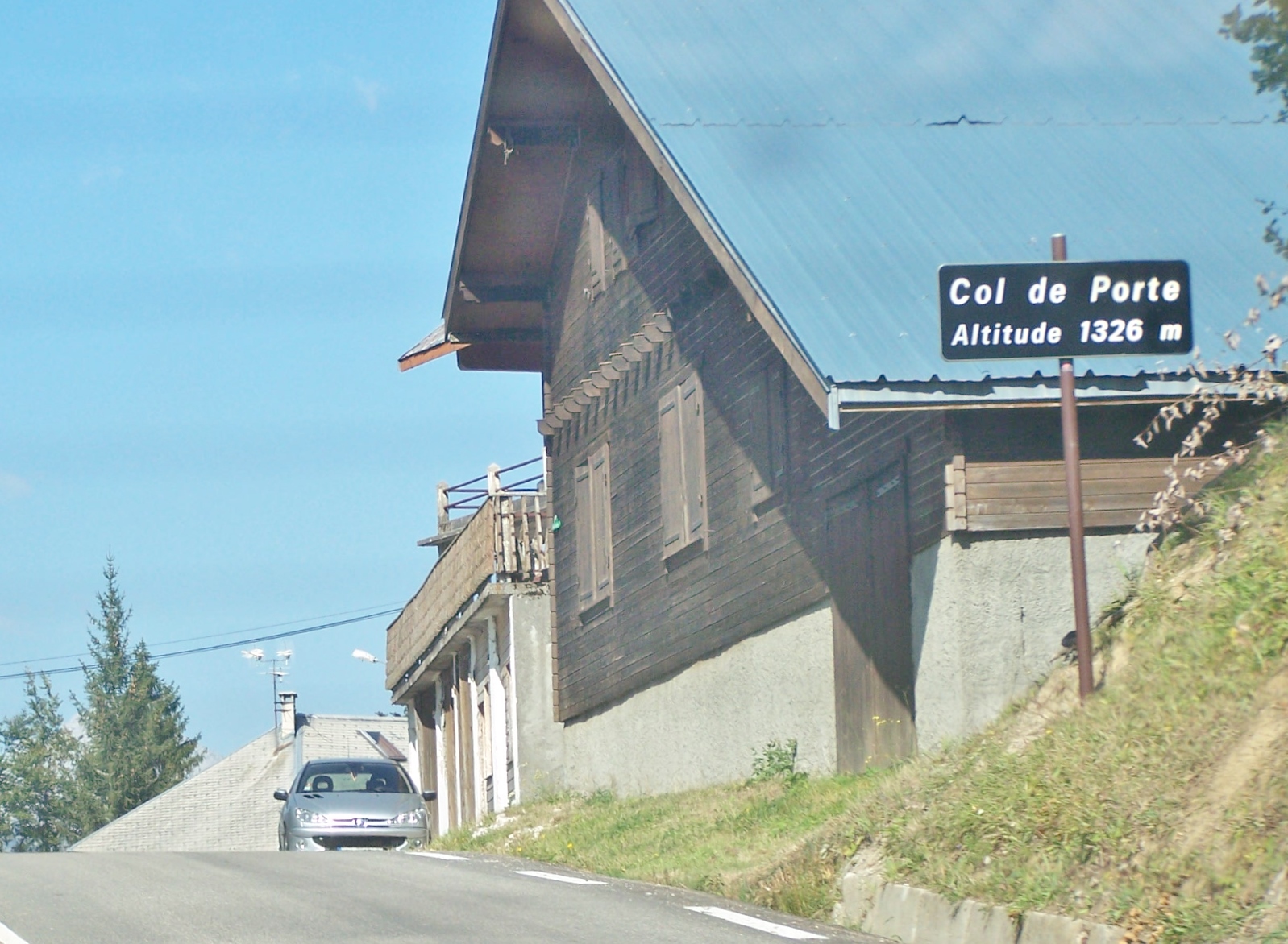 Route du col de Porte en Chartreuse, bitume et forêt d'altitude