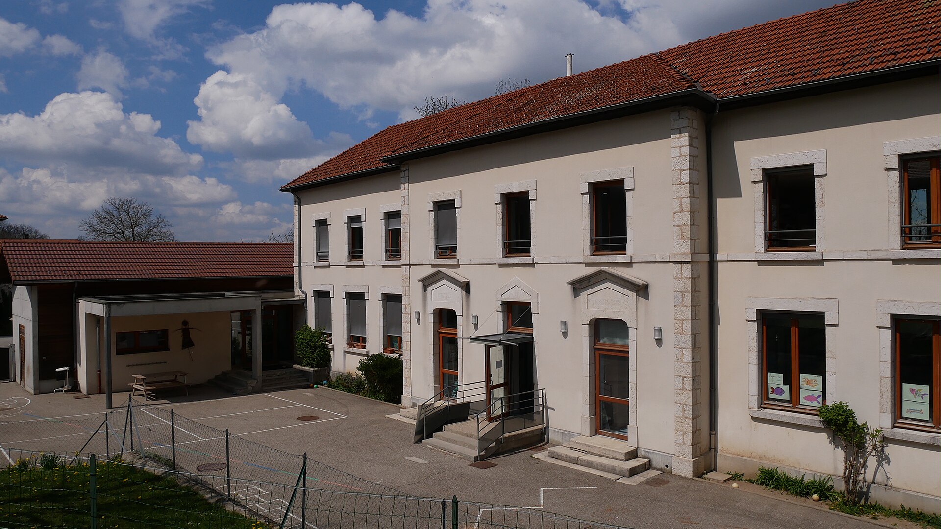 Bâtiment d'école primaire de montagne en Isère, cour et préau