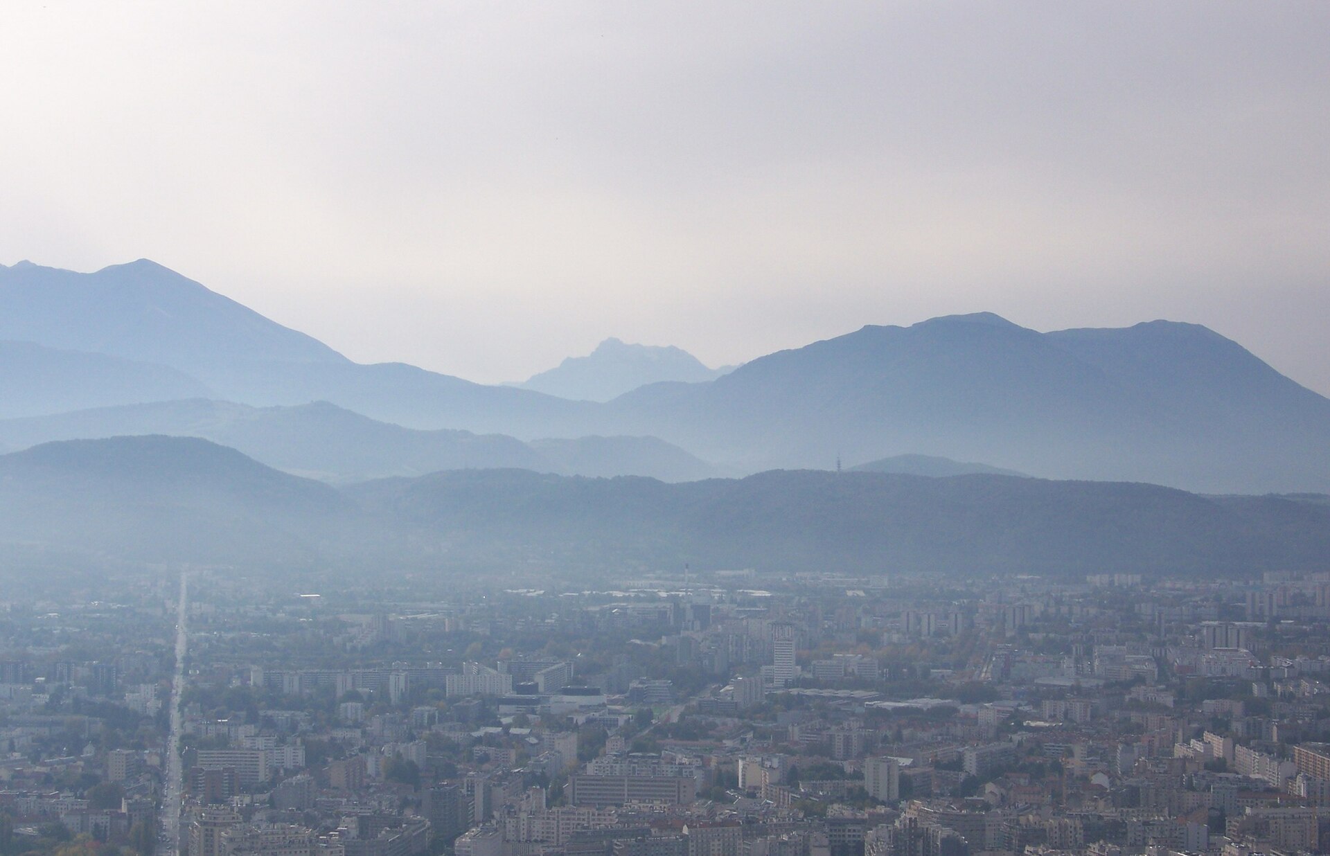 Grenoble au matin, agglomération au pied des pentes