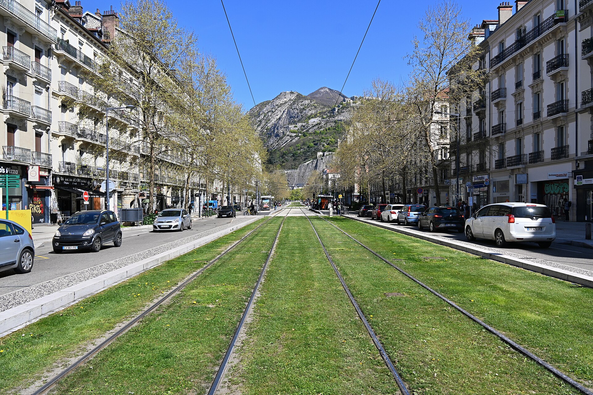 Rails de tramway à Grenoble, cours vers la Bastille