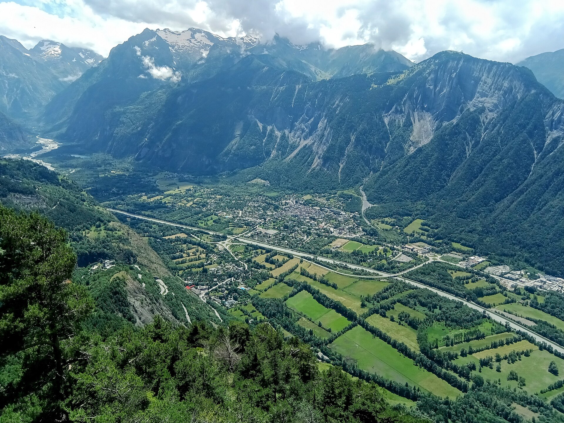 Bourg-d'Oisans vu depuis le versant, toits de la commune dans la plaine