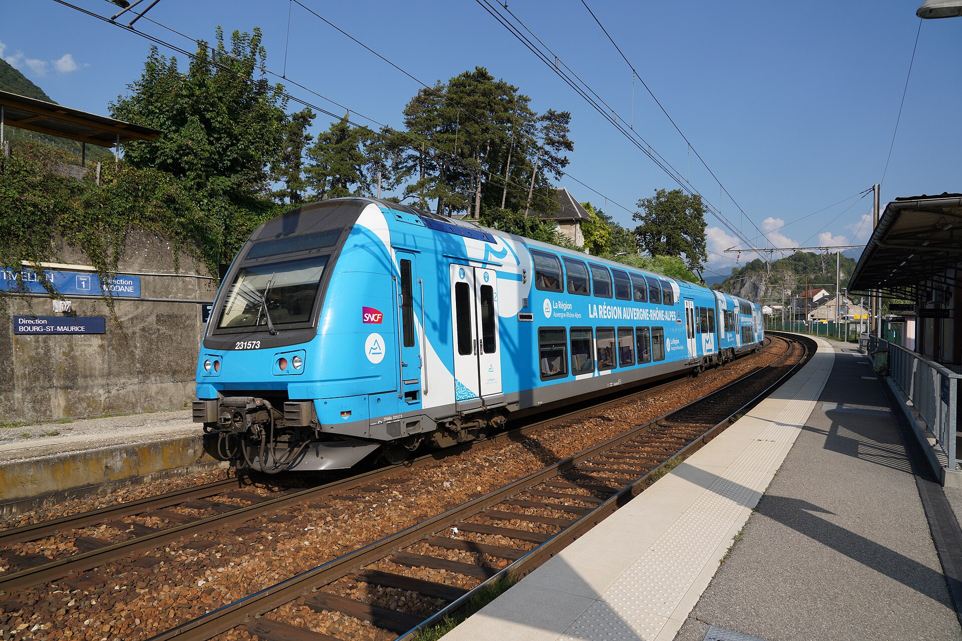 Rame TER Auvergne-Rhône-Alpes à l'arrêt, livrée régionale