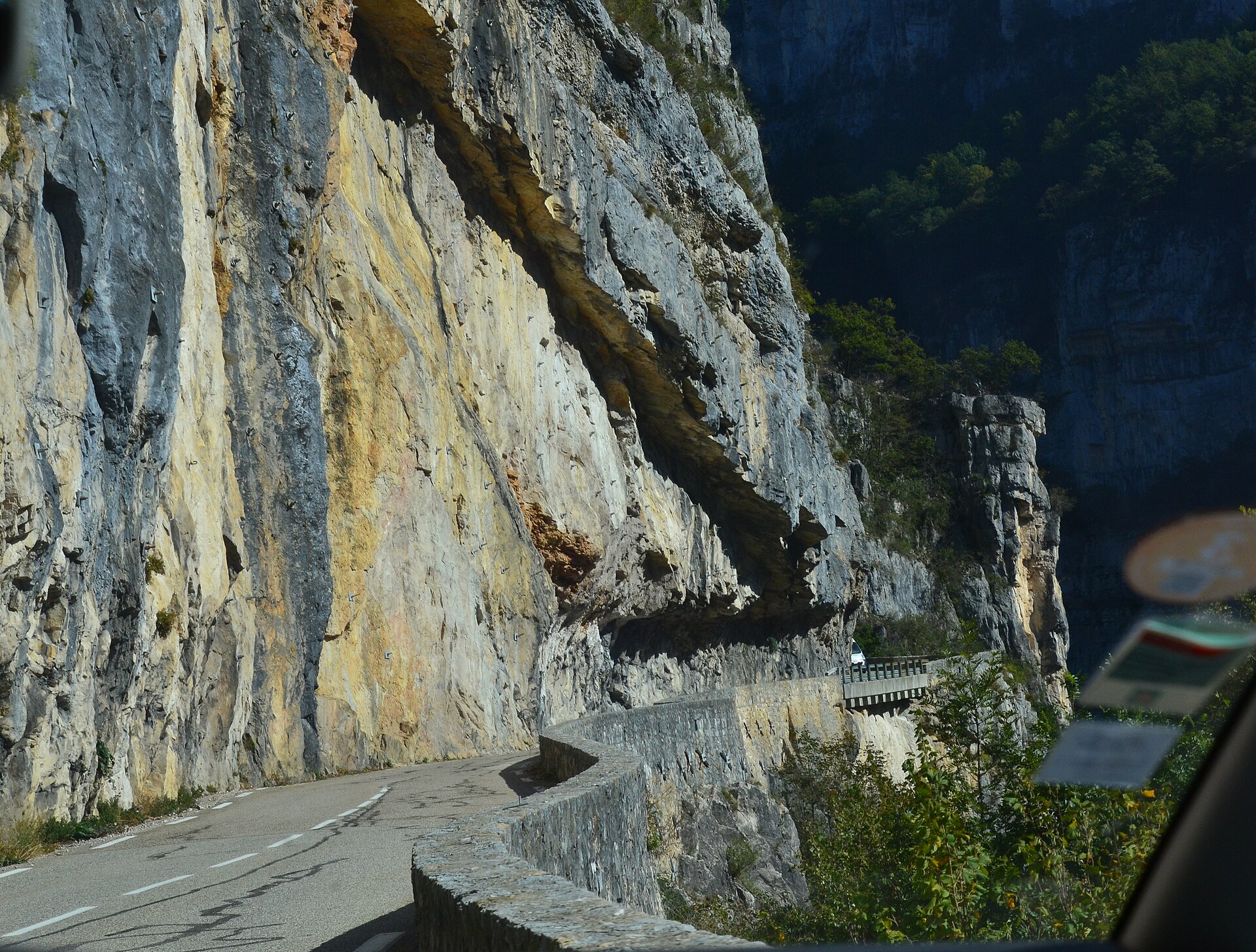 Route étroite du Vercors entre parois calcaires, circulation contrainte