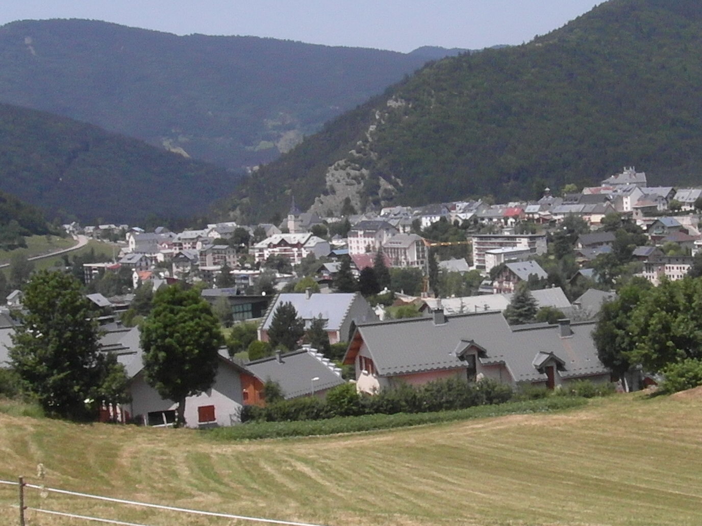 Toits et rues de Villard-de-Lans en juillet, station hors neige