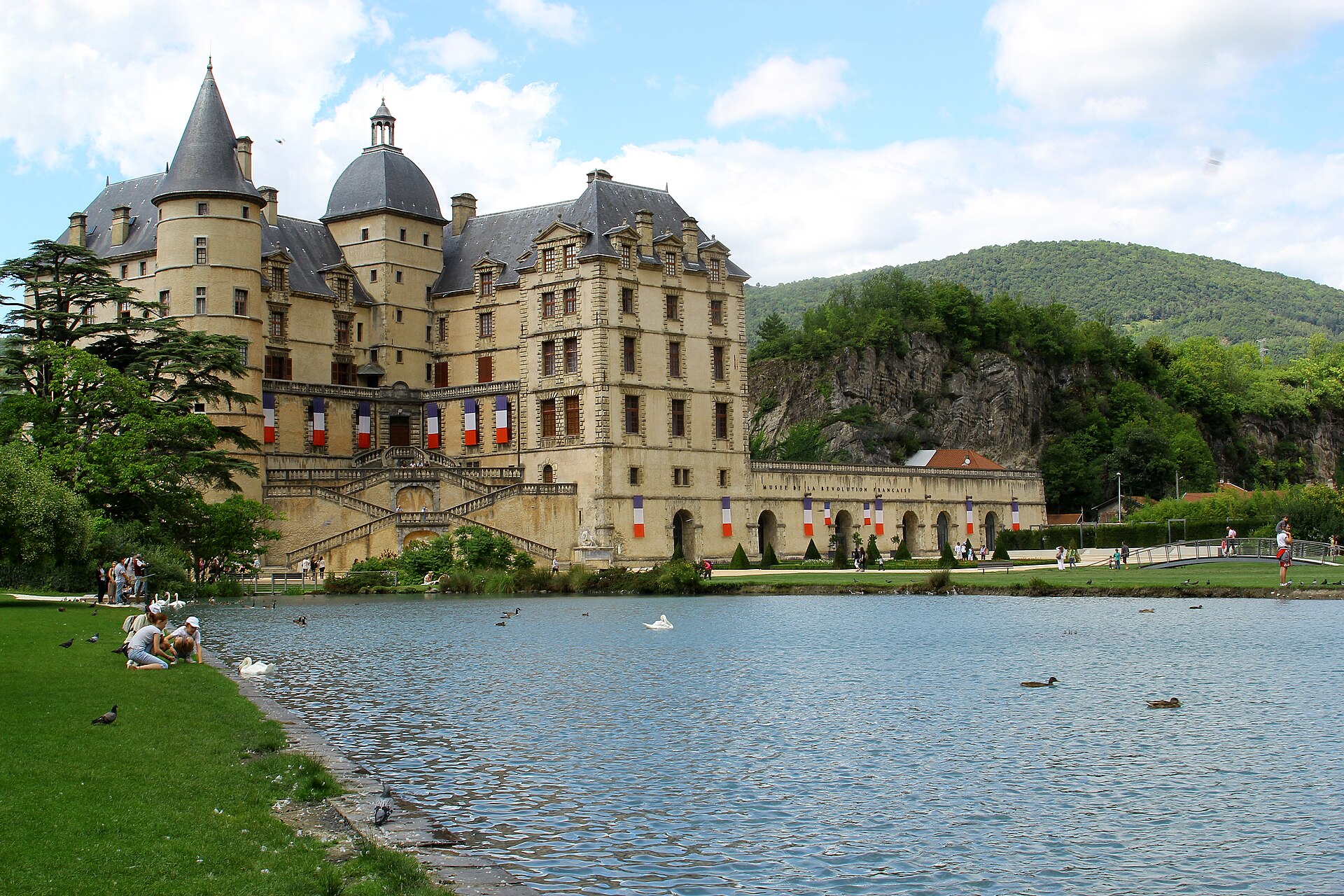 Façade et parc du château de Vizille, centre-ville proche du stade communal