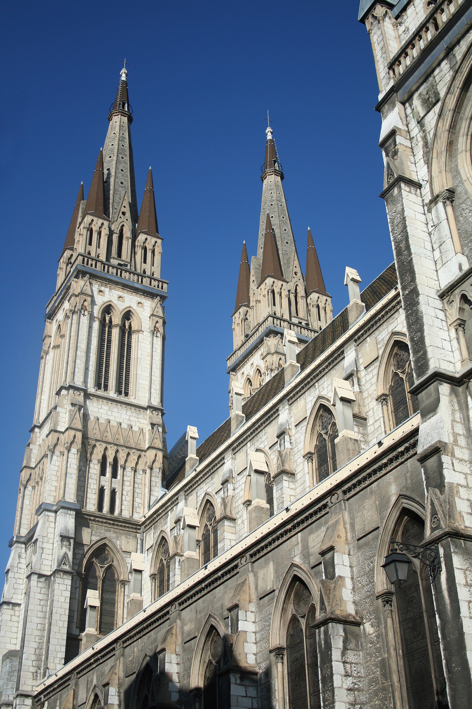 Église Saint-Bruno au centre de Voiron, place et toits de la ville